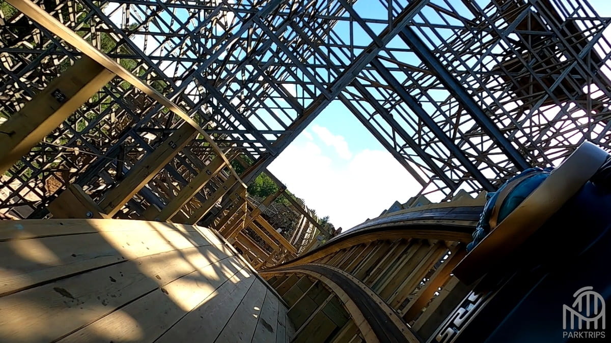 Bosse à 90 degrés sur le nouveau Tonnerre 2 Zeus au Parc Asterix